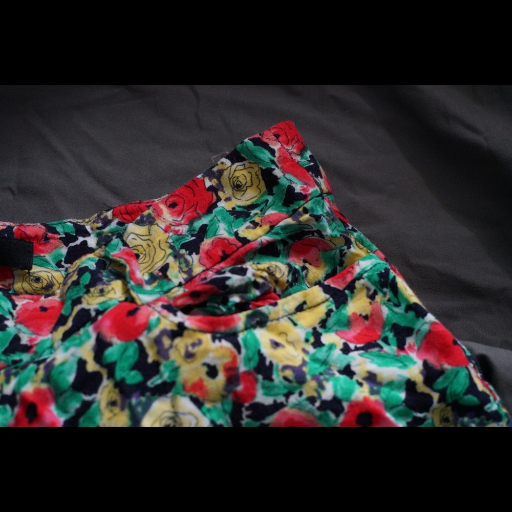 Forever 21 short shorts Spring Roses pattern - Picture 4 of 7